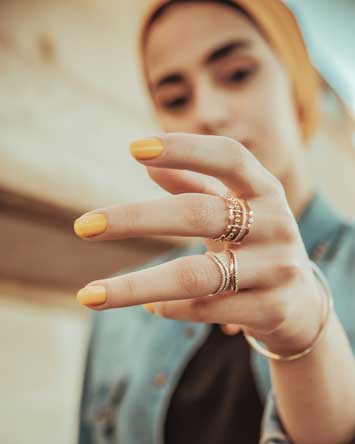Mustard-gold manicure with gold rings, autumn palette